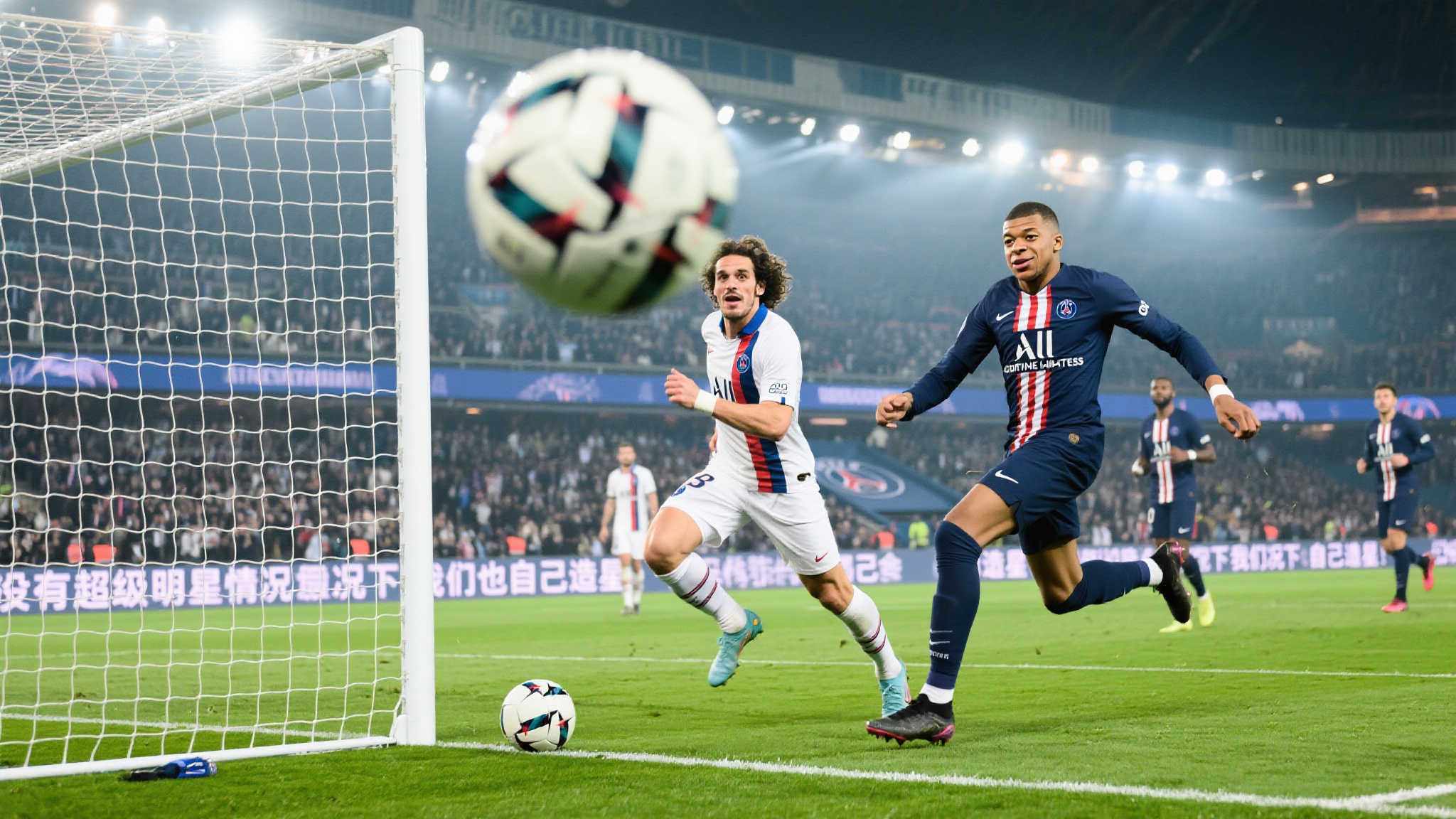 比赛开局阶段，大卫路易斯率先利用角球机会制造威胁，